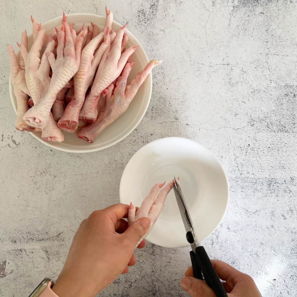 Remove chicken feet claws with a pair of sharp scissors.