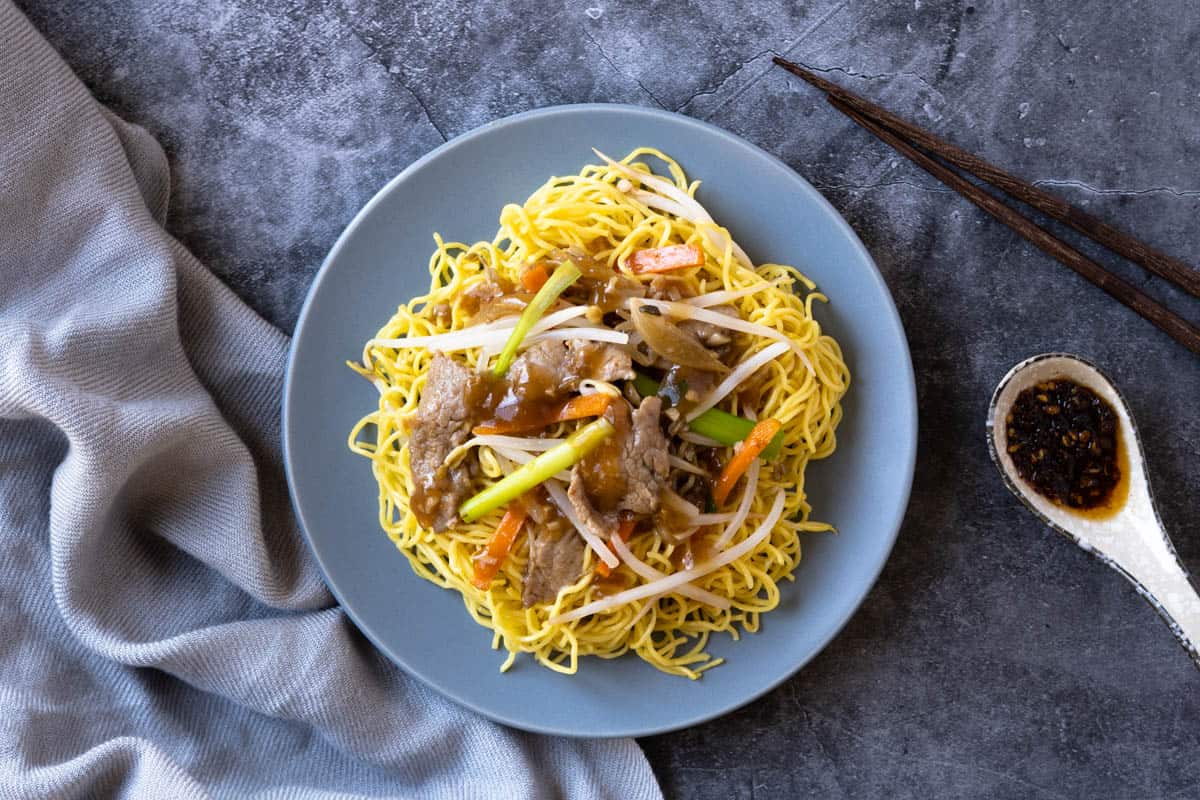 chow mein with bean sprouts